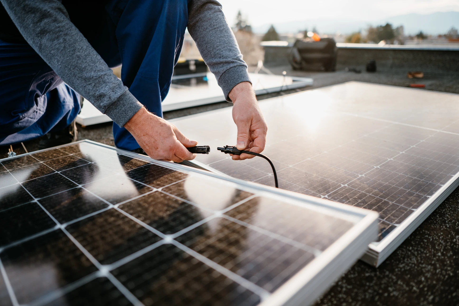 Scène extérieure sur toit avec technicien installant panneaux solaires photovoltaïques