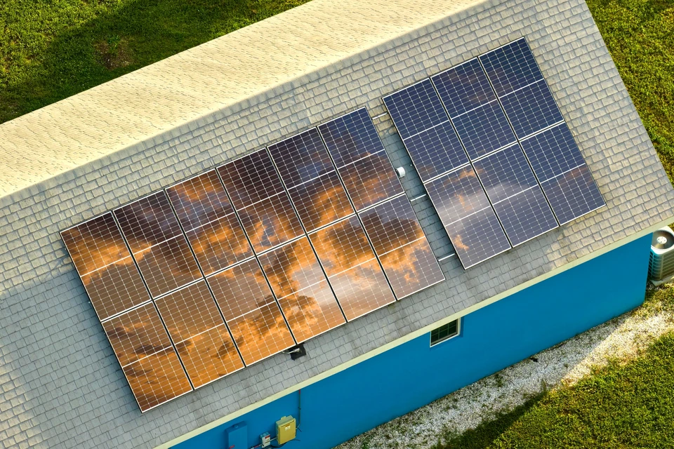 Vue a&eacute;rienne d'une toiture r&eacute;sidentielle &eacute;quip&eacute;e de panneaux solaires photovolta&iuml;ques