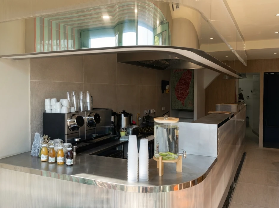 Comptoir de bar professionnel en acier inoxydable brossé, design contemporain aux lignes courbes