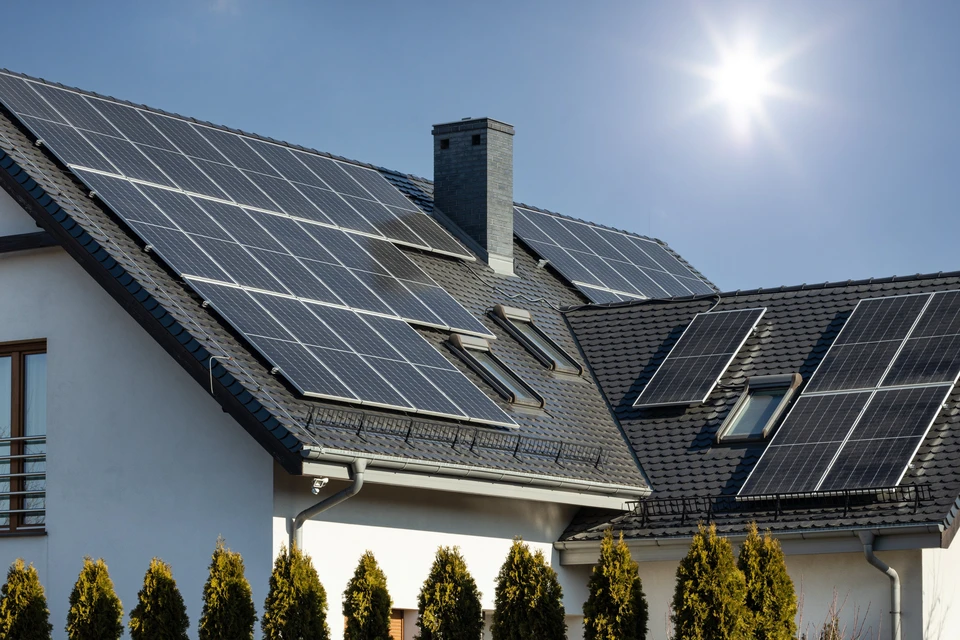 Panneaux solaires sur le toit de la maison avec un ciel bleu sur fond